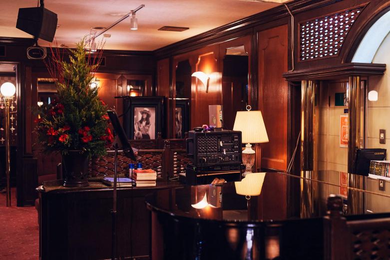 <span style="font-size:12px;"><font color="ffffff">主な客層は出張中や地場企業のオフィスワーカー。もちろん観光客もウェルカムです。料金設定は滞在時間に関わらず（オープン〜ラストでも、30分間だけでも）1万5000円〜。別途ホステスさんが飲んだお酒は種類によってチャージされます。</font></span><br><br>