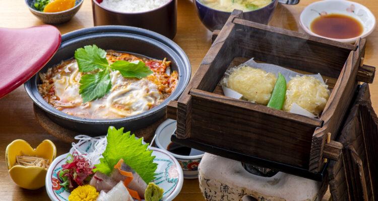 <span style="font-size:16px;"><a href="http://kitalo.com/"><span style="color:#C9F2E3;"><u>和風味処 鬼太郎</u></span></a><br ><span style="font-size:12px;"> 中津名産の「はも」を主役にした御膳や丼はもちろん、しゅうまいなどの変わり種も堪能できる。ほかにも鍋、活魚、定食、一品メニューと品数が豊富。</span><br /><span style="font-size:12px;"><span style="color:#FFFF00;">【スポット情報】</span><br />住所：大分県中津市豊田町2-16<br />TEL：0979-22-0304<br />営業時間：11:00～14:00/17:00～22:00（LO21:00）、日曜11:00～14:00/17:00～21:00（LO20:30）<br />定休日：月曜</span><br /><br>