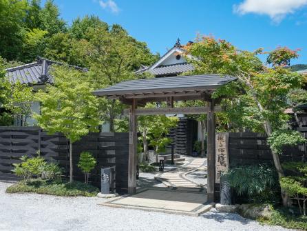 緑に囲まれた敷地。四季折々の風景にも癒されて