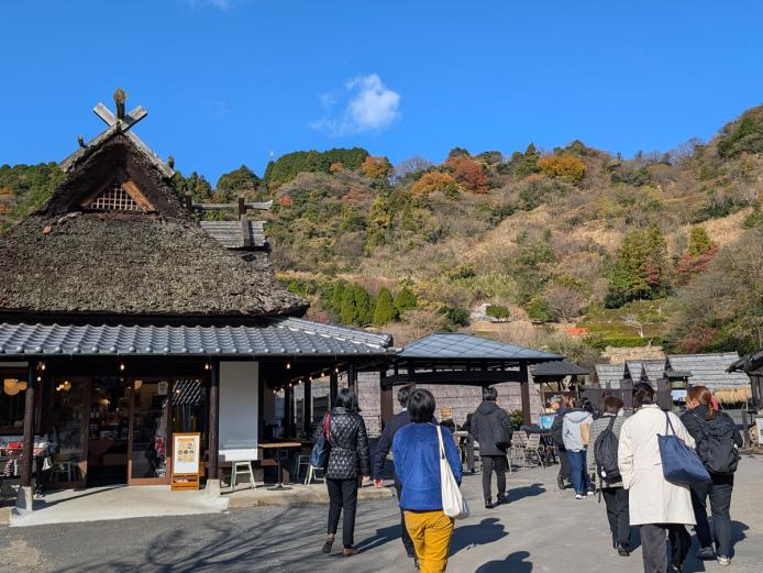 <span style="font-size:14px;">一湯目の入浴体験をする『みょうばん湯の里』に到着しました。<br>『みょうばん湯の里』は、天然の入浴剤「薬用 湯の花」の製造・直売所です。</span><br><br>