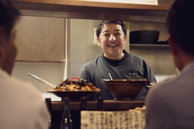 <span style="font-size:12px;"> 店主の小野育洋さんは、地元の食文化を大切にした店舗運営を行っており、にこやかな笑顔と温かな人柄で、訪れる人々を迎えてくれます。<br>初めてでもすぐに居心地の良さを感じられ、まるで地元の友人の家に招かれたかのような、肩肘張らない空間が魅力です。</span><br><br>