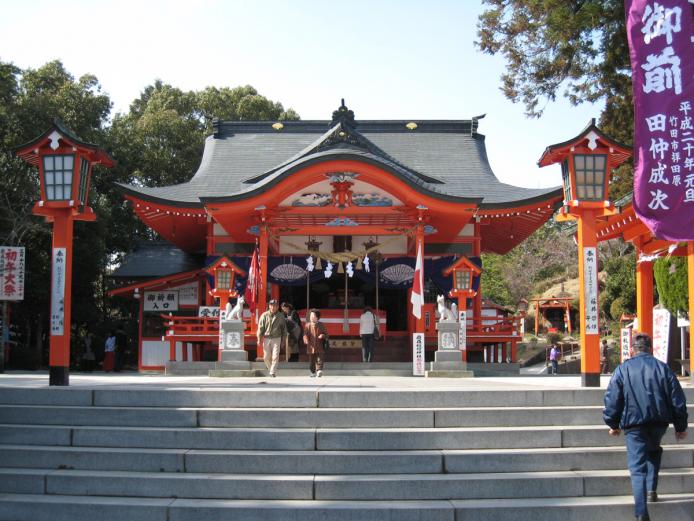 &lt;font color=&quot;#4682b4&quot;&gt;&lt;strong&gt;扇森稲荷神社&lt;/strong&gt;&lt;/font&gt;（竹田市）&lt;br&gt;&lt;strong&gt;全国から参拝者が訪れるスピリチュアルなスポット&lt;/strong&gt;&lt;br&gt;九州三大稲荷にも数えられ、第12代岡藩主・中川久昭公が「狐頭様（こうとうさま）」と呼んで信仰していたことから、現在でもその愛称で親しまれています。真っ赤な社殿とズラリと連なった鳥居が特徴的で、特に「商売繁盛」にご利益があることから、多くの商売人の方たちが訪れています。&lt;br&gt;&lt;strong&gt;【DATA】&lt;/strong&gt;&lt;br&gt;住所：竹田市拝田原811／電話：0974-63-1588／アクセス：竹田ICから車で約8分&lt;br&gt;&lt;a href=&quot; https://xn--gpuz1m79owd17b268a.net/&quot; target=&quot;_blank&quot;&gt;&lt;font color=&quot;#0033ff&quot;&gt;&lt;strong&gt;詳細はこちら&lt;/strong&gt;&lt;/font&gt;&lt;/a&gt;&lt;br&gt;