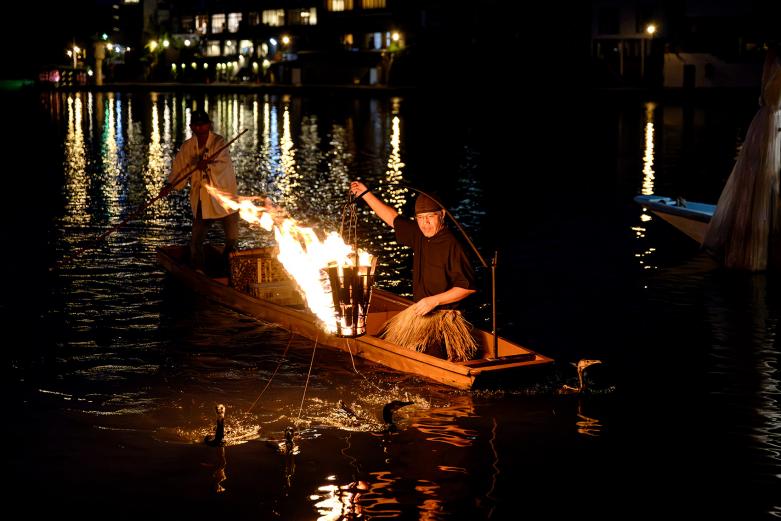 <span style="font-size:12px;">屋形船の目玉といえば、夏の夜を彩る「鵜飼」。海鵜（うみう）を飼育して、川魚をとるように訓練したもので、鵜匠（うしょう）と呼ばれる人達が、見事に鵜を巧みに操り、かがり火の下でショーをみせてくれます。水面に潜っては浮かび上がる鵜の動きと、炎に照らされる川面のきらめき。その迫力に、船上は歓声に包まれました。<br> 「鵜飼」は、400年のもの歴史があるそうです。</span><br><br>