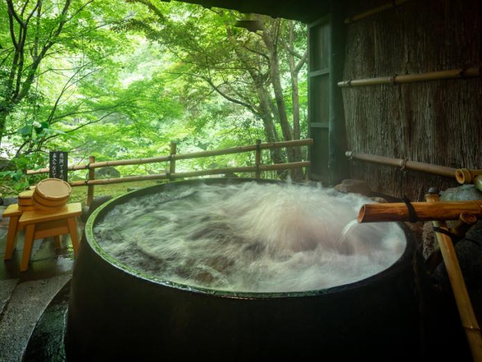 <font color="#800080"><strong>山荘 天水</strong></font><br>日田天領の奥座敷に静かに佇む天然温泉。滝見露天風呂「滝観庵」からは、名瀑・桜滝を見下ろすことができる。貸切湯はすべて半露天風呂タイプで、贅沢なジャグジーやひのき、大きな岩を配したダイナミックなものなどバリエーション豊富な5種類が揃っている。 <hr><span style="font-size:14px;">【DATA】<br >・住所／日田市天瀬町桜竹601<br>・電話／0973-57-2424<br>・種類／内湯、露天、貸切湯<br>・泉質／単純温泉<br><a href=" https://www.tensui.net/ " target="_blank"><font color="#0033ff">詳細はこちら</font></a></span><br><br>