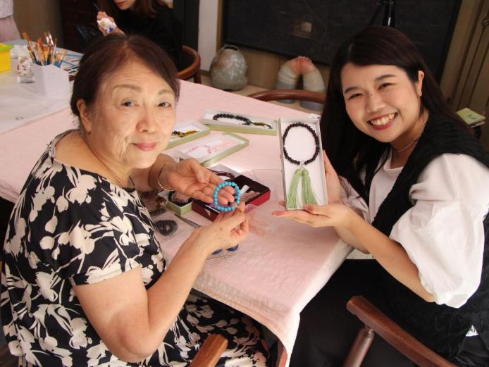 ▲丁寧に教えてくれるので、器用な人なら1時間かからない場合もあるそう。