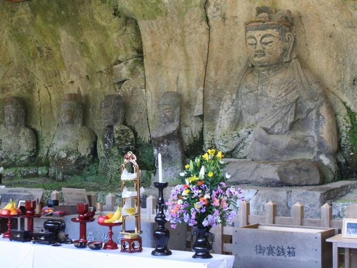 <font color="#800080"><strong>国宝臼杵石仏</strong></font>（臼杵市）<br>平安時代後期から鎌倉時代にかけて彫刻されたと言われている、古園石仏大日如来像に代表される臼杵石仏。その規模と数量、彫刻の質の高さにおいて、日本を代表する石仏群であり、平成7年には磨崖仏では全国初、彫刻としても九州で初めて国宝に指定されました。<hr><span style="font-size:14px;">【DATA】<br />住所／臼杵市大字深田804-1<br>問合せ／0972-65-3300（石仏事務所）<br><a href="https://sekibutsu.com/" target="_blank"><font color="#0033ff">HPはこちら</font></a></span><br><br>