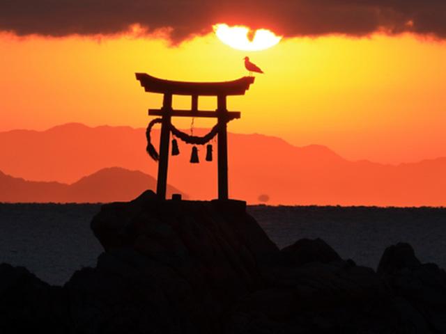 &lt;font color=&quot;#ff4500&quot;&gt;&lt;strong&gt;奈多・狩宿海岸&lt;/strong&gt;&lt;/font&gt;（杵築市）&lt;br&gt;美しい白砂と見事なクロマツの老木が並ぶ風光明媚な海岸線。沖合には、厳島、あるいは市杵島と呼ばれる離れ岩があり、比売大神が降臨した地と伝えられ小さな鳥居が設けられています。&lt;hr&gt;&lt;span style=&quot;font-size:14px;&quot;&gt;【DATA】&lt;br /&gt;住所／杵築市奈多&lt;br&gt;問合せ／0978-63-0100（杵築市観光協会）&lt;br&gt;&lt;a href=&quot;https://kit-suki.com/pages/40/#block412&quot; target=&quot;_blank&quot;&gt;&lt;font color=&quot;#0033ff&quot;&gt;HPはこちら&lt;/font&gt;&lt;/a&gt;&lt;/span&gt;&lt;br&gt;&lt;br&gt;