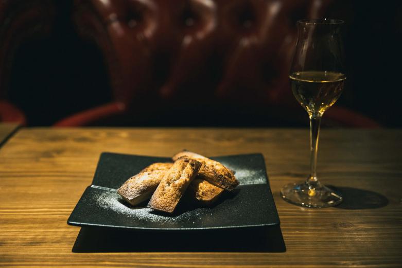 <span style="font-size:12px;">実は隠れファンが多いのがスイーツだそう。注文を受けてから焼き上げるというフィナンシェ。ほんのり温かく、サクッ、ふわっとした新感覚の食感で、マールやコニャックとのマリアージュも最高です。</span><br><br>