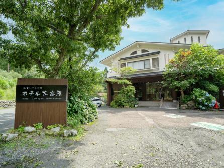夜になると、和傘や竹灯篭のライトアップが美しい宿の外観