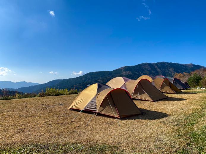 <font color="#A52A2A"><strong>スノーピーク奥日田</strong><br> </font>初心者からベテランまで楽しめる、スノーピークが提案するキャンプフィールド。標高950mに位置し、高原ならではの空気と、キレイな星空は立地ならではの魅力。夏場でも涼しく過ごすことができ、時期により九州では稀な雪中キャンプも可能。サイトごとに電源が付いていて、利便性も高い。DAYキャンプもでき、手ぶらBBQ（３日前までにネットで予約）などもあります。<br><a href="https://www.snowpeak.co.jp/locations/okuhita/" target="_blank"><font color="#0033ff">詳細はこちら</font></a><br>