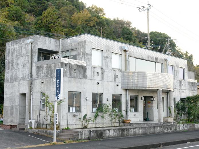 ▲217号線を走っていると目に飛び込んでくるコンクリート造りの建物