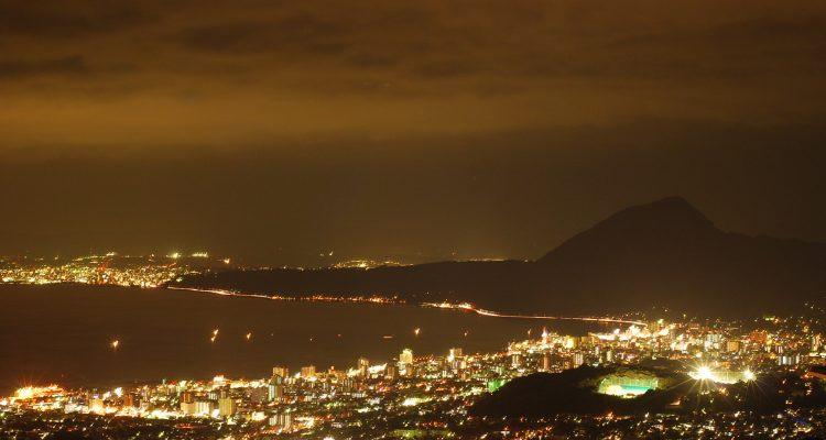 <span style="font-size:16px;"><a href="https://www.city.beppu.oita.jp/sisetu/sangyou_kankou/jumonjibaru.html "> <span style="color:#C9F2E3;"><u>十文字原展望台</u></span></a><br > <span style="font-size:12px;"> 夜景はもちろん星空が綺麗で、「日本夜景遺産」「日本夜景百選」に登録されている定番スポットです。</span><br /> <span style="font-size:12px;"><span style="color:#FFFF00;">【スポット情報】</span><br /> 住所：大分県別府市大字野田字池ノツル1200<br /> TEL：0977-21-1128<br /> 営業時間：24時間</span><br /><br>