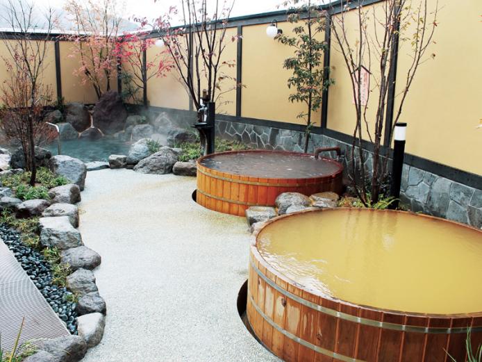 <font color="#800080"><strong>花いろ温泉</strong></font><br>炭酸水素塩泉（泉温30℃）と炭酸水素塩冷鉱泉（泉温24℃）の２種類の源泉が楽しめるのが特徴。露天風呂は、洋風露天風呂と和風露天風呂の２種類あり、男女日替わりで営業。炭酸冷鉱泉は飲用もでき、硬度は1500以上の超硬水で便秘解消に効果的といわれている。<hr><span style="font-size:14px;">【DATA】<br >・住所／豊後高田市美和1335-1<br>・電話／0978-22-1155<br>・種類／内湯、露天、サウナ<br>・泉質／炭酸水素塩泉、炭酸水素塩冷鉱泉<br><a href=" https://hanairo.planning-support.ks-rondo.net/ " target="_blank"><font color="#0033ff">詳細はこちら</font></a></span><br><br>