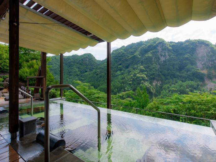 <font color="#800080"><strong>奥日田温泉うめひびき</strong></font><br>雄大な響渓谷を望める絶景温泉。「緑宝」「青軸」の2つの温泉は、日替わりで男女が入れ替わり、それぞれに露天風呂が併設され、開放的な空間で大自然を感じられる。「緑宝」には岩盤浴、「青軸」には活盤浴を併設しており、体の芯から温まれる。<hr><span style="font-size:14px;">【DATA】<br >・住所／日田市大山町西大山4587<br>・電話／0973-52-3700<br>・種類／内湯、露天、サウナ<br>・泉質／単純温泉<br><a href=" https://www.umehibiki.jp/" target="_blank"><font color="#0033ff">詳細はこちら</font></a></span><br><br>