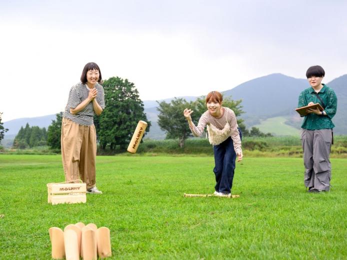 ▲子どもから大人ま で気軽に楽しめる「モルック」。