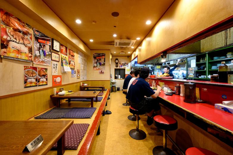 <span style="font-size:12px;">深夜の都町で、飲んだ人たちが吸い寄せられるように暖簾をくぐるのが『天龍軒』です。<br> 飲んだ帰りに無性に恋しくなる味がここにはあります。深夜2時までオープンしている、というのもうれしいですね。</span><br><br>