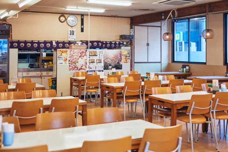 <span style="font-size:12px;"><font color="ffffff"> 地元の人から観光客まで愛され、日田グルメを語るうえで欠かせない〈寳屋〉。なかでも名物の「日田チャンポン」はファンが多く、「これを食べたら他のチャンポンは食べられない！」と県外から足繁く通う人も多いのだとか。</font></span><br><br>