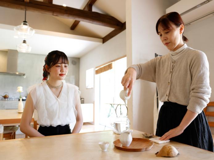 ▲繊細な「臼杵焼」の茶器で心ゆくまで楽しんで