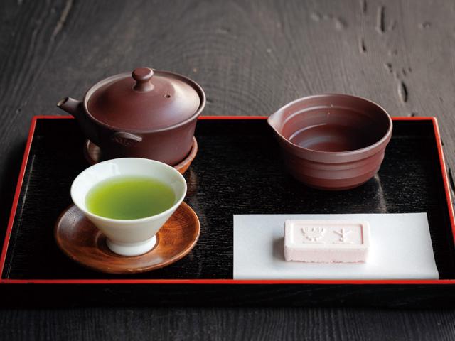 <font color="#ff1493"><strong>お茶のとまや</strong></font><br>重厚な店構えが創業280年以上の歴史を物語る、老舗のお茶屋。江戸時代からお茶一筋でつないできた味と香りが堪能できます。喫茶処では、抹茶や玉露、煎茶のセットを始め、和スイーツも。城下町散策途中にいっぷくいかが？<hr><span style="font-size:14px;"><strong>【DATA】 </strong><br /> 住所／杵築市新町385<br>電話／0978-62-2139<br>駐車場／周辺の無料共同駐車場利用<br>アクセス／杵築ICから車で約5分<br /><a href="http://tomaya-tea.net/?fbclid=IwAR3QEmDJ2in2tARJLI-MS1ycOKRFi4shIwyRJyq5dgiSMdDiPdB054WADFw" target="_blank"><font color="#0033ff">詳細はこちら</font></a></span>