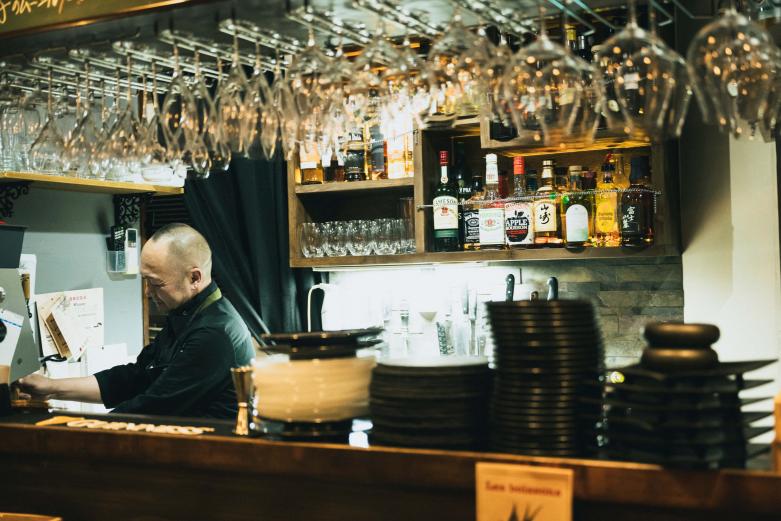 <span style="font-size:12px;">18時からのコースは予約制ですが、21時以降はアラカルトでカジュアル使いがOKといううれしさ。料理はどれも素材の旨みをしっかり引き出し、塩気ではなく味わいの深さゆえにグラスを誘うのだから、食いしん坊にはたまりません。<br> <br> シェフ自慢の手づくりシャルキュトリーがたっぷり詰まった、前菜のおまかせ盛り合わせ（1500円）はボリューム満点です。酒のつまみにぴったりで、このひと皿でワインが何杯も進む勢いです。</span><br><br>