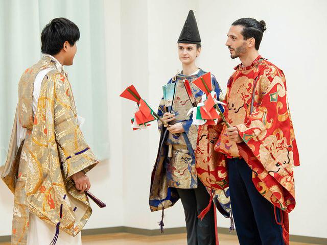 &lt;font color=&quot;#800080&quot;&gt;&lt;strong&gt; Folklore of KAGURA神楽伝承体験&lt;/strong&gt;&lt;/font&gt;&lt;br&gt;&lt;span style=&quot;font-size:14px;&quot;&gt;大分県宇佐市に継承される「豊前岩戸神楽」を5日間の滞在で習得する神楽伝承体験プログラムです。&lt;br&gt;&lt;a href=&quot;https://www.expo2025travel.jp/top/detail/bokun/999249/&quot; target=&quot;_blank&quot;&gt;&lt;font color=&quot;#0033ff&quot;&gt;詳細はこちら&lt;/font&gt;&lt;/a&gt;&lt;/span&gt;&lt;br&gt;&lt;br&gt;