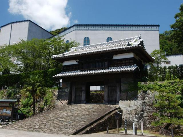 <font color="#ff1493"><strong>歴史と文学のみち</strong></font><br>江戸時代の城郭建築を色濃く残す、歴史的建造物である櫓門や武家屋敷をはじめ、文豪・国木田独歩の記念館、庭園を眺めながらお茶が楽しめる『茶室 汲心亭』など、歴史と文学に触れる散策が楽しめます。<hr><span style="font-size:14px;"><strong>【DATA】 </strong><br /> 住所／佐伯市大手町1丁目<br>電話／0972-23-3400（佐伯市観光案内所）<br>駐車場／旧佐伯文化会館下市営P利用<br>アクセス／佐伯ICから車で約10分<br /><a href=" https://www.visit-saiki.jp/spots/detail/64d6dc3e-c17b-4df5-9615-b395d659e193" target="_blank"><font color="#0033ff">詳細はこちら</font></a></span>