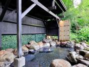 「天仰の湯」の野趣あふれる露天風呂は温泉街で最も高いところにある