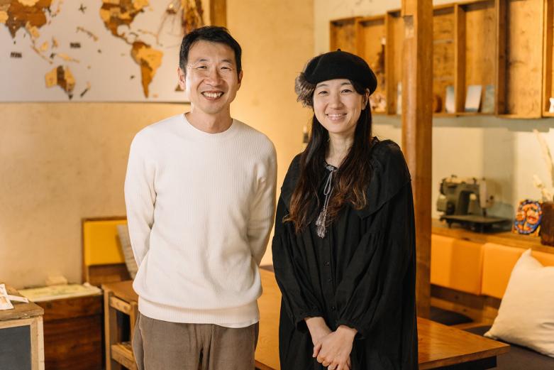 <span style="font-size:14px;"><font color="ffff00">cueを拠点に、竹田のまちへ繰り出して</font></span><br> <span style="font-size:12px;"><font color="ffffffff">「僕たちは、訪れた人と竹田のまちとの最初の接点。映画監督が『キューを出す』というように『きっかけ』という意味のcueなので、これからも竹田の入り口として役割を担おうと思っています」<br> <br> 「cueから来ました」という魔法の言葉で、安心して竹田のお店を歩いて回れるなんて素敵ですね。旅人に、やさしく「いってらっしゃい」と背中を押してくれるcueの存在が、竹田のまちをより一層活気づけているといっても大げさではありません。<br> <br> 竹田の城下町に溢れる歴史情緒とあたたかい人情。<br> ここを訪れた人は、きっとまた戻って来たくなるはずです。</font></span>