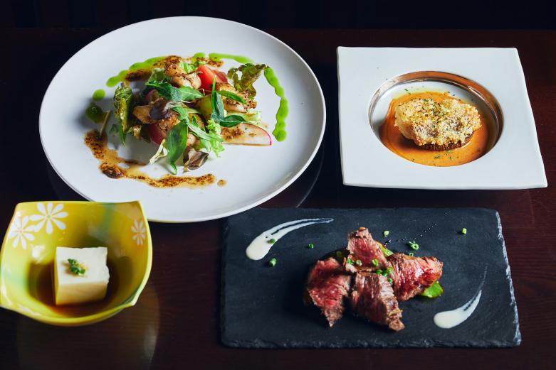 <span style="font-size:12px;"><font color="ffffff"> 〈水処稀荘〉の宿泊プランには、〈和食工房 新〉の蕎麦や大分や日田の素材を使用した夕食を楽しめるコースも。店主の和田さんが太鼓判を押すのは日田で採れる旬の野菜。地元食材を活かした多彩なメニューを味わえます。<br>※メニューは季節によって異なります。</font></span><br><br>