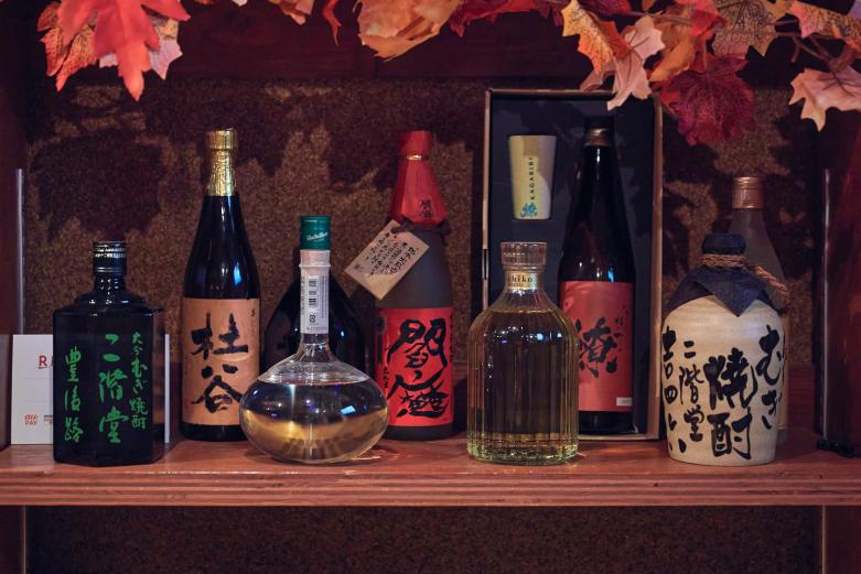 <span style="font-size:12px;"><font color="ffffff">大分名物の生カボスが絞り放題という太っ腹サービスも。<br> 「麦焼酎に入れると、カボスの爽やかさが広がって合うんです。好きなだけ絞っちゃってください」と豪快に笑う理沙ママ。</font></span><br><br>