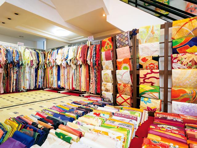 <font color="#ff1493"><strong>レンタルきもの和楽庵</strong></font><br>店内には約350種類の着物が並び、その中からお気に入りを選んで着付けまでしてくれるレンタル着物店。男性用、子ども用もあるので、みんなで楽しむことができます。杵築の城下町を和服でめぐると特典のある施設もあるので、ゆっくりと見て歩こう。<hr><span style="font-size:14px;"><strong>【DATA】 </strong><br /> 住所／杵築市杵築372-4<br>電話／0978-63-1210<br>駐車場／周辺の無料共同駐車場利用<br>アクセス／杵築ICから車で約5分<br /><a href="https://kit-suki.com/pages/153/" target="_blank"><font color="#0033ff">詳細はこちら</font></a></span>