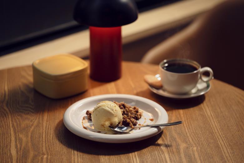 <span style="font-size:12px;">気取らず語らいながら過ごすのもいいし、ひとりで本を開きながらゆるやかに時間を重ねるのもいい。そんな自由さが『ストロボコーヒー』の魅力です。<br> 「ブレンド」（中深煎り）600円、デザートは数量限定です。デザート内容はお店の人に尋ねてみて。<br> 街の明かりが少し落ち着くころ、ここだけは別のリズムで夜が流れていく。府内町の夜に、ひとすじの光を灯すように。“ストロボ”という名の通り、この店は訪れる人の時間に、小さなきらめきを添えてくれます。</span><br><br>