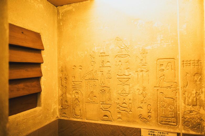 <span style="font-size:12px;">こだわりの内装はレストルームにも。<br> <br> オーセンティックなバーに則って、クラシックカクテルを中心にスコッチやブランデーなど上質な蒸留酒が揃い、シガーを嗜む客も多いそうです。和やかさのなかに一本筋が通った佇まいの亀井さんがシェイカーを振る、おすすめのカクテルをいただきます。</span><br><br>