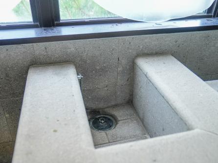 客室の浴室に、ワンちゃん用の小さな湯船も！ 愛犬も大はしゃぎ必至