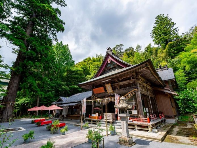 ▲境内から400ｍ下流に神功皇后が三韓征伐の帰途、腰掛けたと言われている石があります