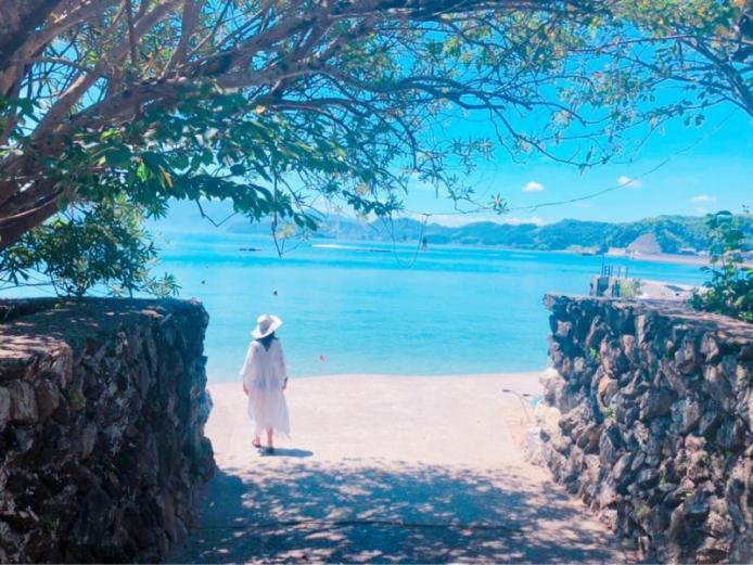 &lt;font color=&quot;#800080&quot;&gt;&lt;strong&gt;黒島&lt;/strong&gt;&lt;/font&gt;（臼杵市）&lt;br&gt;黒島は、大分県臼杵市の臼杵湾内に浮かぶ周囲3ｋｍ標高27ｍの小さな島です。佐志生海岸から約300mの距離にあり、佐志生港より渡し舟を使い、約5分程度で着きます。環境省による「海水浴場百選」に選定されており、6月上旬から8月末までの間、海水浴やキャンプなどが楽しめます。また、ウィリアム・アダムス（三浦按針）やヤン・ヨーステンが乗船していたリーフデ号が、慶長5年（1600年）に漂着したとされる地で、三浦按針上陸記念碑や資料館などがある「三浦按針記念公園」、ヤン・ヨーステン像のある「リーフデ号到着記念公園」が整備されています。&lt;br&gt;&lt;span style=&quot;font-size:14px;&quot;&gt;&lt;strong&gt;&lt;hr&gt;【DATA】 &lt;/strong&gt;&lt;br /&gt; 住所／臼杵市佐志生5151-2&lt;br&gt;電話／0972-64-7130（臼杵市観光協会）&lt;br&gt;&lt;a href=&quot;http://www.awing.co.jp/sasiu/kuroshima/access.html&quot; target=&quot;_blank&quot;&gt;&lt;font color=&quot;#0033ff&quot;&gt;詳細はこちら&lt;/font&gt;&lt;/a&gt;&lt;/span&gt;&lt;br&gt;&lt;br&gt;