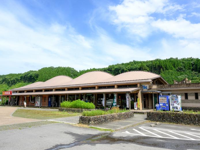 ▲美味しい水と新鮮野菜を求めて、多くの人が集まる