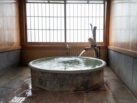 内湯（小）は愛らしい陶器の丸風呂が好評