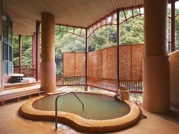 &lt;font color=&quot;#800080&quot;&gt;&lt;strong&gt;長湯温泉療養文化館「御前湯」&lt;/strong&gt;&lt;/font&gt;&lt;br&gt;江戸時代から伝わる名湯で「飲んで効き、長湯して効く長湯のお湯は、心臓胃腸に血の薬」と謳われた日本有数の炭酸ガス含有温泉が楽しめる。特徴的な外観は長湯温泉のシンボルでもあり、館内では世界有数の炭酸泉を持つドイツとの交流を垣間見ることができる。&lt;hr&gt;&lt;span style=&quot;font-size:14px;&quot;&gt;【DATA】&lt;br &gt;・住所／竹田市直入町長湯7962-1&lt;br&gt;・電話／0974-64-1400&lt;br&gt;・種類／内湯、露天、サウナ、貸切湯&lt;br&gt;・泉質／マグネシウム・ナトリウム―炭酸水素塩泉&lt;br&gt;&lt;a href=&quot; https://www.gozenyu.com/ &quot; target=&quot;_blank&quot;&gt;&lt;font color=&quot;#0033ff&quot;&gt;詳細はこちら&lt;/font&gt;&lt;/a&gt;&lt;/span&gt;&lt;br&gt;&lt;br&gt;