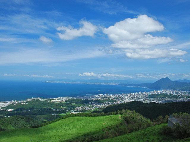 <font color="#ff4500"><strong>十文字原</strong></font>（別府市）<br>別府湾を見下ろす場所には展望台があり、市街地はもとより大分市、国東半島、遠くは四国まで望むことができます。「日本夜景遺産」「日本夜景百選」に登録されており、夜景スポットとして有名ですが、日の出の際は朝日が山面と海面を美しく照らす様子を見ることもできます。<hr><span style="font-size:14px;">【DATA】<br />住所／別府市大字野田字池ノツル1200<br>問合せ／0977-21-1128（別府市観光課）<br><a href="https://beppu-tourism.com/spot/jumonjibaru-tenbodai/" target="_blank"><font color="#0033ff">HPはこちら</font></a></span><br><br>