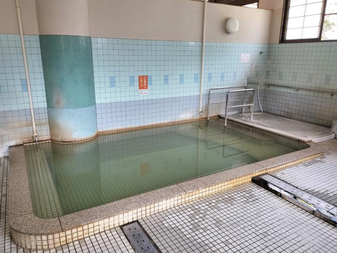 <font color="#800080"><strong>浜田温泉</strong></font><br>古くは浜田鉱泉・内竈の湯とも言われ、発見は明治30年ごろとされる温泉。平成14年に施設をリニューアルし、車椅子での出入りができるよう通路を広くし段差をなくしたほか、浴槽や脱衣場も手すりを設置する等、誰でも利用しやすいよう配慮している。<hr><span style="font-size:14px;">【DATA】<br >・住所／別府市亀川浜田町991-6<br>・電話／0977-67-2619<br>・種類／内湯<br>・泉質／ナトリウム－塩化物泉<br><a href=" https://www.city.beppu.oita.jp/sisetu/shieionsen/detail10.html " target="_blank"><font color="#0033ff">詳細はこちら</font></a></span><br><br>