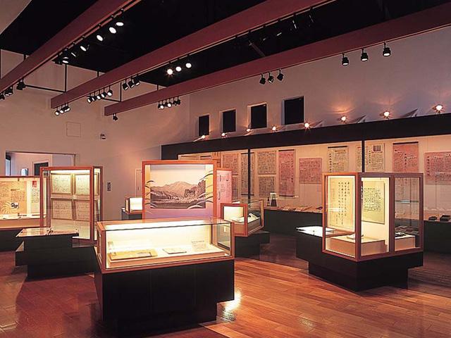 &lt;font color=&quot;#800080&quot;&gt;&lt;strong&gt;三浦梅園資料館&lt;/strong&gt;&lt;/font&gt;（国東市）&lt;br&gt;&lt;strong&gt;江戸時代の哲学者 三浦梅園を学ぶ&lt;/strong&gt;&lt;br&gt;三浦梅園は、帆足万里、広瀬淡窓と並んで「豊後の三賢人」と称される江戸時代の哲学者です。梅園の生涯や学説を紹介する短編映画上映や、遺稿、天球儀、肖像画等を展示しています。&lt;br&gt;&lt;hr&gt;&lt;strong&gt;【DATA】&lt;/strong&gt;&lt;br&gt;住所：国東市安岐町富清2507-1／電話：0978-64-6311／アクセス：杵築ICから車で約25分&lt;br&gt;&lt;a href=&quot;https://www.city.kunisaki.oita.jp/site/kyouikukage/baiensiryoukan.html&quot; target=&quot;_blank&quot;&gt;&lt;font color=&quot;#0033ff&quot;&gt;&lt;strong&gt;詳細はこちら&lt;/strong&gt;&lt;/font&gt;&lt;/a&gt;&lt;br&gt;&lt;br&gt;&lt;br&gt;