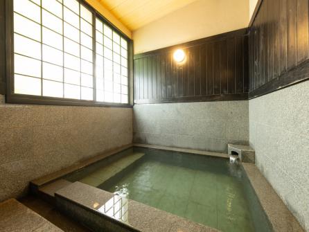 水に濡れた十和田石が特別な風合いを漂わせる「碧の湯」