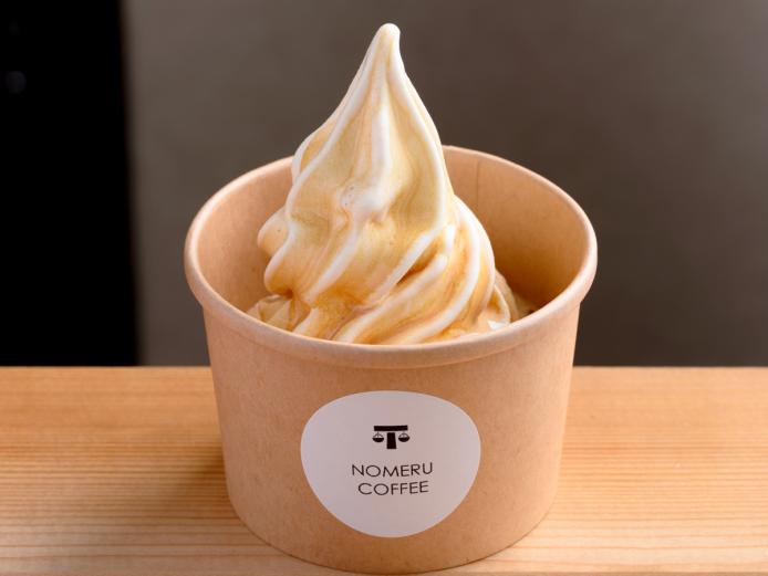 ▲併設の『NOMERU COFFEE』では自家焙煎のコーヒーを販売。「アフォガード」350円なども人気　