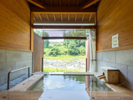 渓流を眺める檜造りの貸切湯