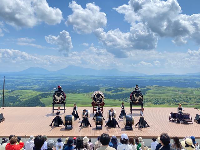 &lt;font color=&quot;#800080&quot;&gt;&lt;strong&gt; DRUM TAO 和太鼓ライブパフォーマンス&lt;/strong&gt;&lt;/font&gt;&lt;br&gt;&lt;span style=&quot;font-size:14px;&quot;&gt;極上の絶景舞台「天空の舞台」にて世界的和太鼓エンターテイメント集団DRUM TAOのライブを鑑賞します。&lt;br&gt;&lt;a href=&quot;https://www.expo2025travel.jp/top/detail/bokun/828728/&quot; target=&quot;_blank&quot;&gt;&lt;font color=&quot;#0033ff&quot;&gt;詳細はこちら&lt;/font&gt;&lt;/a&gt;&lt;/span&gt;&lt;br&gt;&lt;br&gt;