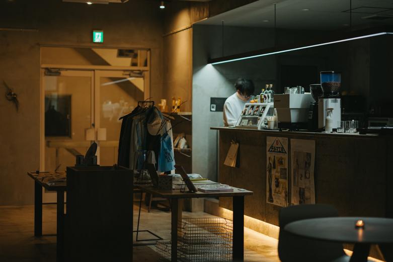 <span style="font-size:12px;"><font color="ffffff">最初におすすめしたいのが、〈10 COFFEE BREWERS〉。ここは築50年ほどの雑居ビルの2階に店舗を構える隠れ家的なロケーションが特徴です。<br>狭い路地を入り、階段を上がって店に入ると、広々とした空間が広がります。<br>レジの前に設けられたテーブルにはアーティストによる作品が並んでいました。どれもカラフルで、ポップ。思わずテンションも上がります。<br> <br> もともと保育園を営んでいたという、カフェ業界では珍しい経歴を持つオーナーの川平大介さん。教育の現場に携わっていたからこそ、カフェの開業においても知育的な要素を盛り込むことを決めていました。</font></span><br><br>