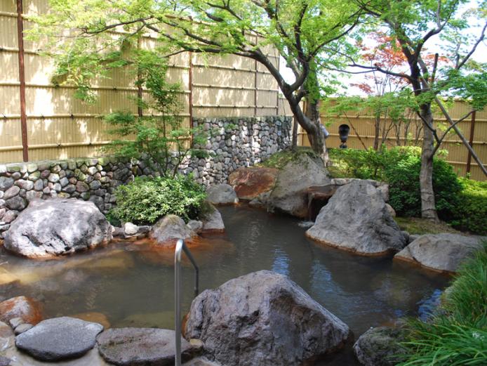 <font color="#800080"><strong>堀田温泉</strong></font><br>内湯に加え、植栽や岩組をした季節感のある露天風呂が楽しめる温泉。入浴後にくつろげる休憩室があるのもうれしい限り。オストメイト対応トイレの設置や浴槽、脱衣場に手すりをつけるなど、高齢者や身障者の方も利用しやすいよう配慮した造りになっている。 <hr><span style="font-size:14px;">【DATA】<br >・住所／別府市堀田2<br>・電話／0977-24-9418<br>・種類／内湯、露天<br>・泉質／単純温泉<br><a href=" https://www.city.beppu.oita.jp/sisetu/shieionsen/detail16.html " target="_blank"><font color="#0033ff">詳細はこちら</font></a></span><br><br>