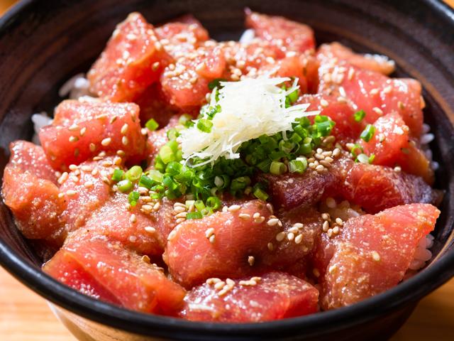 ■ひゅうが丼&lt;br&gt;過酷な漁の合間に手早く栄養が取れるようにと考案された漁師料理。まぐろの赤身を切身にして、ゴマや醤油・砂糖などのゴマだれと和え、アツアツのご飯にのせた丼です。