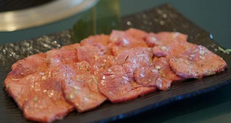 <span style="font-size:16px;"><a href="https://yakiniku-itou.com/index.html "> <span style="color:#C9F2E3;"><u>焼肉井とう</u></span></a><br > <span style="font-size:12px;">いわずとしれた焼肉の名店。落ち着いた店内では厳選された雌の黒毛和牛と新鮮なホルモンが頂ける。某グルメサイト『大分・焼肉部門』１位。</span><br /> <span style="font-size:12px;"><span style="color:#FFFF00;">【スポット情報】</span><br /> 住所：大分県佐伯市駅前2-2-17 <br /> TEL：097-224-3425 <br /> 営業時間：月～金曜17:30～22:00、土・日曜、祝日17:00～22:00 <br /> 定休日：火曜 ※ほか不定休あり</span><br /><br>